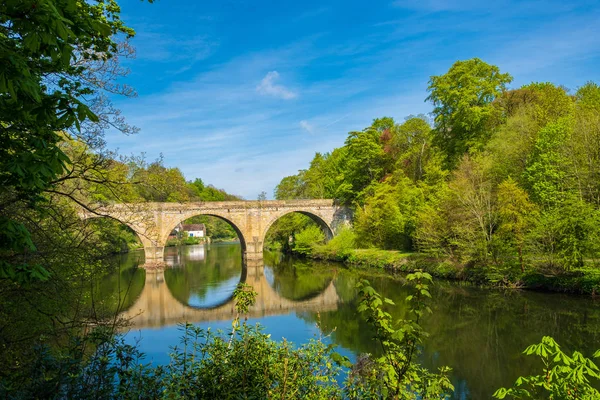 Voor bochten brug, een van de drie stenen-boogbruggen Crossing rivier — Stockfoto