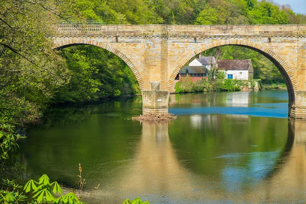 Voor bochten brug, een van de drie stenen-boogbruggen Crossing rivier — Stockfoto