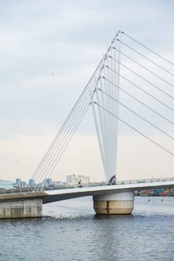 Salford Rıhtımı'nda modern asma köprü kıyısında