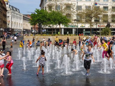Piccadilly Gardens su çeşmeleri bir sıcak günde oynayan çocuk 