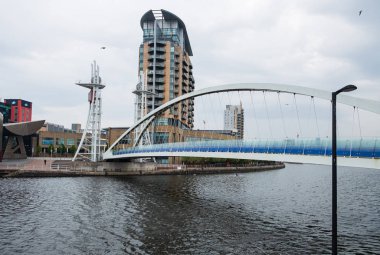 Manche kıyısında Salford Rıhtımı'nda Milenyum köprüsü