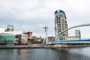 Manche kıyısında Salford Rıhtımı'nda Milenyum köprüsü