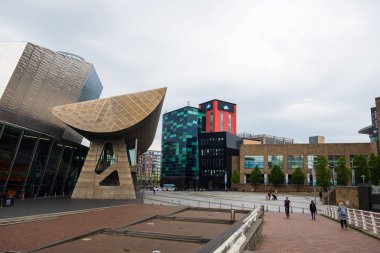 Lowry su kenarındaki modern mimari binaların görünümü