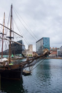 Liverp Liverpool cityscape karşı klasik bir gemi seti