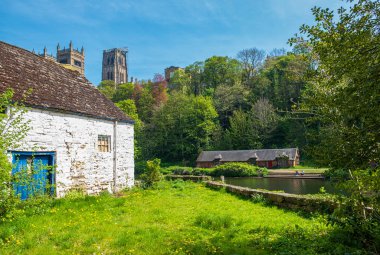 Geleneksel binalar ve Durham Cathe güzel bahar sahnesi