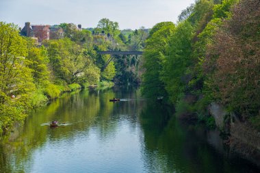 Wea Nehri boyunca teknelerde kürek insanların güzel bahar sahnesi