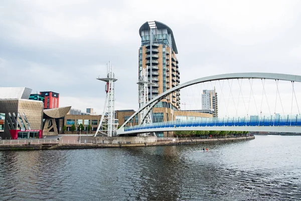 Pont Millenium sur les quais de Salford sur les rives de la Manche — Photo