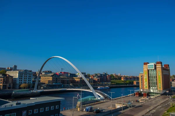 Gateshead Millennium Bridge and the Baltic Centre for Contempora — Stock Photo, Image