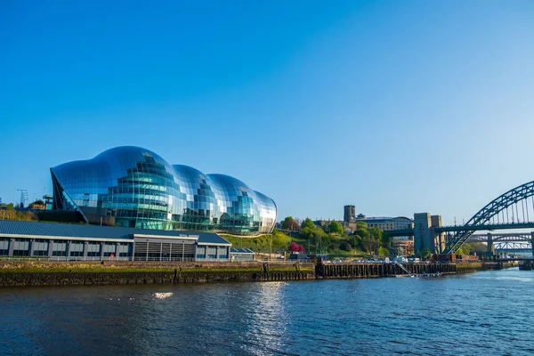 The Sage Gateshead, Tyne Bridge and river Tyne. The Sage Gateshe — Stock Photo, Image