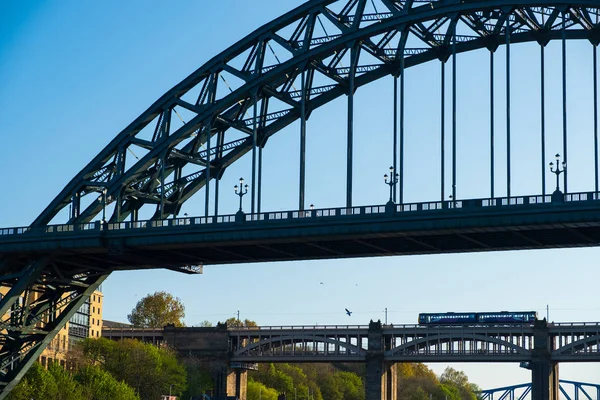 Widok odcinków mostu Tyne Bridge i mostu wysokiego poziomu w — Zdjęcie stockowe