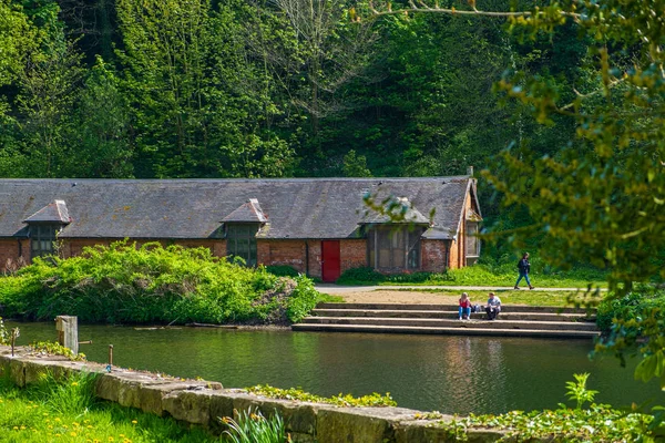 People enjoy themselves at the banks of River Wear in Durham on — Stock Photo, Image