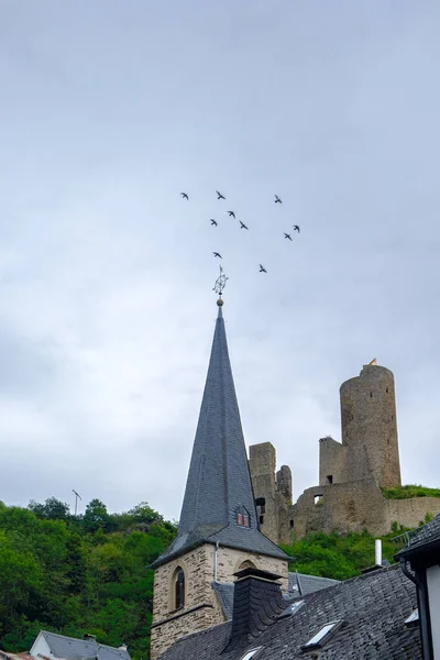 Kościół Pfarrkirche i zamek Lowenburg w malowniczym Monreal, — Zdjęcie stockowe