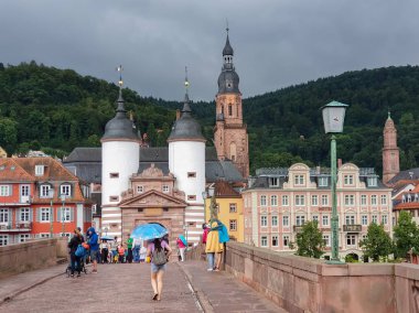 İnsanlar güzel ortaçağ kenti o Eski Köprü üzerinde yürüyüş