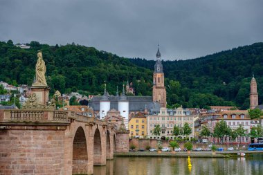 Heidelberg ve nehir Neck güzel ortaçağ kenti görünümü