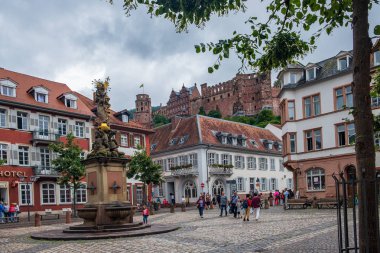 Heidelberg Kalesi ile Kornmarkt meydanında Madonna heykeli