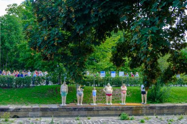 2019 Federal Ga'da yüzücü heykelleri ve çevresindeki manzara