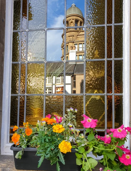 Отражение старого классического здания в окне другого — стоковое фото