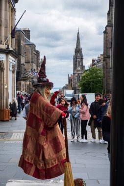 Edinburgh 'daki Royal Mile' da sokak sanatçısı.