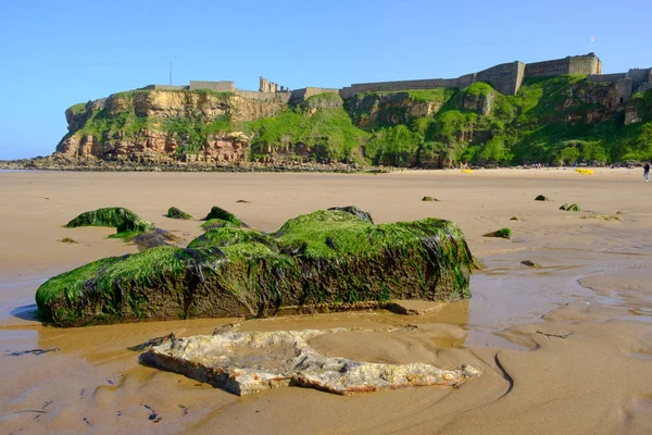 Plaża King Edward 's Bay i Tynemouth Priory and Castle in the b — Zdjęcie stockowe