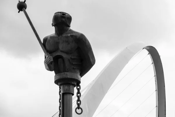 Modern sculpture in front of the Millennium Bridge  in black and — Stock Photo, Image