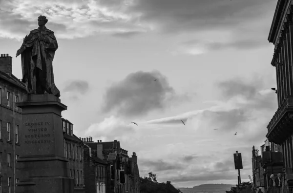 George Street a Edimburgo con la statua di Giorgio IV in primo piano — Foto Stock