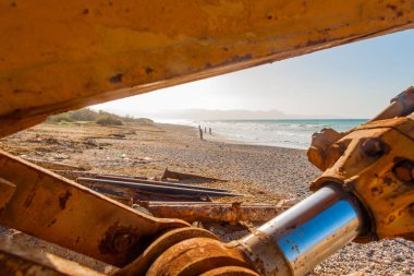 Kıbrıs Rum Kesimi 'nin Argaka adasındaki sahil şeridine karşı kazıcının bir bölümünün kapatılması.
