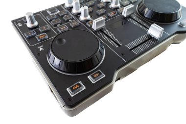 Taşınabilir DJ Kontrol Karıştırıcısı beyaz arkaplanda.