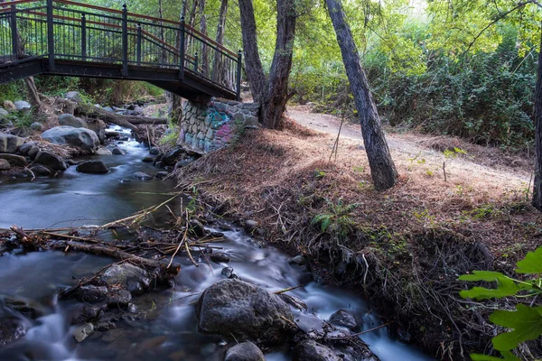 Puente Sobre Corriente Fluida Agua Vateri Footpah Kakopetria Troodos Chipre — Foto de Stock