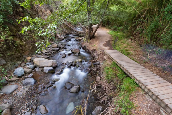 Corriente Agua Pura Que Fluye Sobre Terreno Rocoso Montaña Largo — Foto de Stock