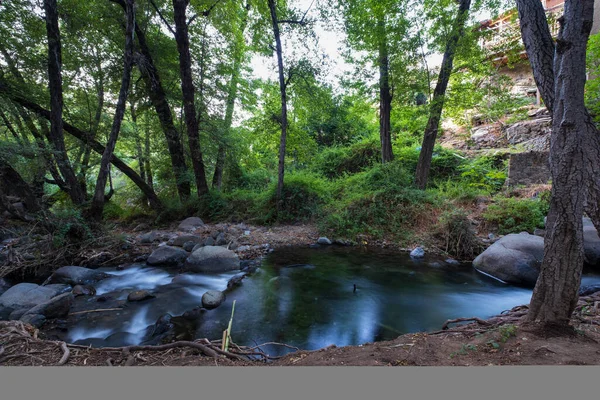 Corriente Agua Pura Que Fluye Sobre Terrenos Rocosos Montaña Bosque — Foto de Stock