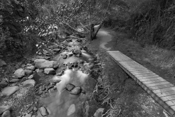 Corriente Agua Pura Que Fluye Sobre Terreno Rocoso Montaña Largo — Foto de Stock