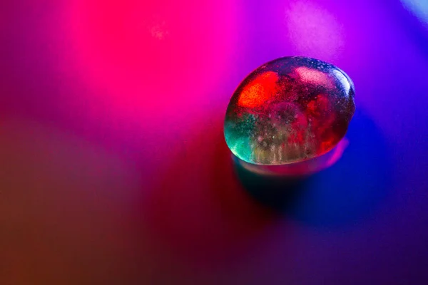 Tumbled Minerale Gemma Coloratamente Illuminato Mostrando Dettagli Astratti — Foto Stock