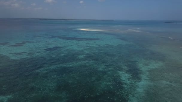 Aérea: Una pequeña isla, una isla perdida, hermosa agua azul, una isla para dos, zanzíbar, Maldivas — Vídeo de stock