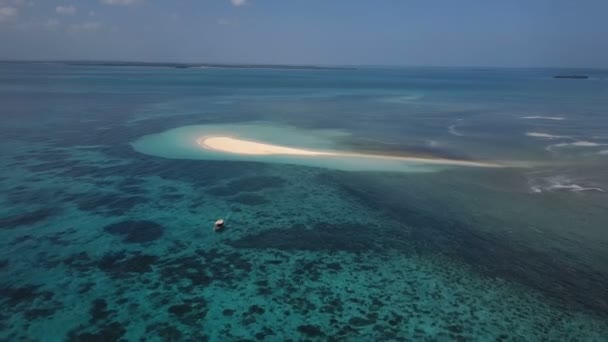 Aérea: Una pequeña isla, una isla perdida, hermosa agua azul, una isla para dos, zanzíbar, Maldivas — Vídeo de stock