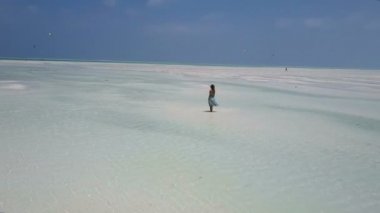 Hava: elbise kız yalnız Cennet plaj yürüyor. Jambiani Beach