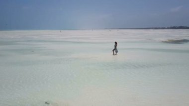 Hava: elbise kız yalnız Cennet plaj yürüyor. Jambiani Beach