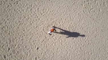 Hava: Afrika adam bir palmiye koru kumsalda dans