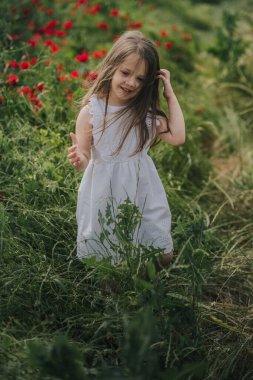 Sahada oynayan sevimli bir çocuk. 