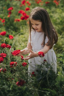 Sahada oynayan sevimli bir çocuk. 