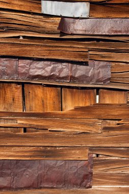 Yıpranmış duvar ahşap plakalar ve paslı metal kaplama