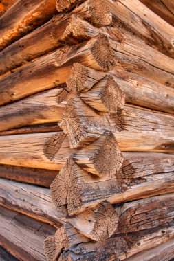 Ahşap bir bina köşesine birbirine günlükleri oluşturmak