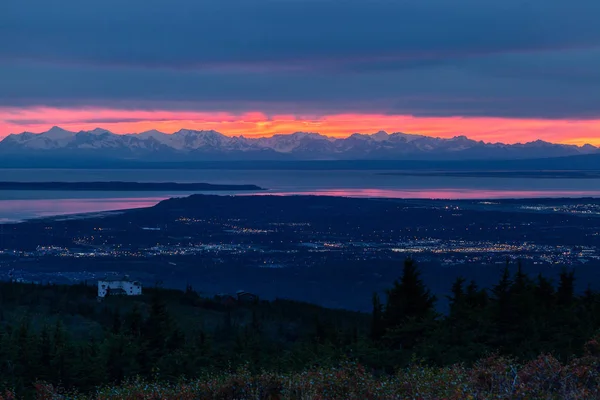 Słońce Zachodzi Górami Tordrillo Jak Zapada Ciemność Nad Miasta Anchorage — Zdjęcie stockowe