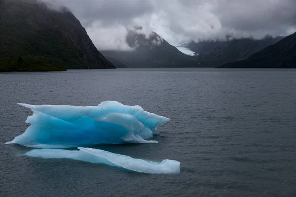 Grande Iceberg Galleggia Nelle Acque Ghiacciate Del Portage Lake Alaska — Foto Stock