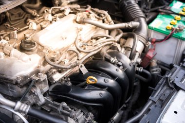 Araba motorunun detaylarını kapat