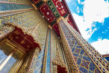 Bangkok - Tayland. Temmuz 3,2018: renkli geleneksel Tay Wat Rajabopit Bangkok, Tayland, duvardaki mozaik sanat stil