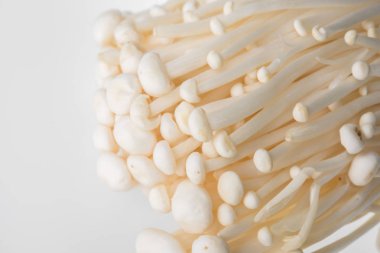 Beyaz arka planda altın iğne mantarı