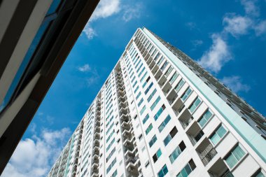 kınamak bina ve mavi gökyüzü arka plan görüntüsü.