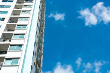 kınamak bina ve mavi gökyüzü arka plan görüntüsü.