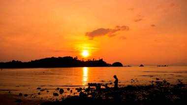Doğa günbatımı açık eller ile yaz aylarında bir adam silüeti. Özgürlük kavramı