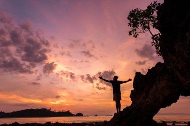 Doğa günbatımı açık eller ile yaz aylarında bir adam silüeti. Özgürlük kavramı